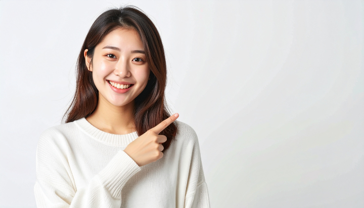 ホワイトニングとクリーニングの違いについて紹介する女性