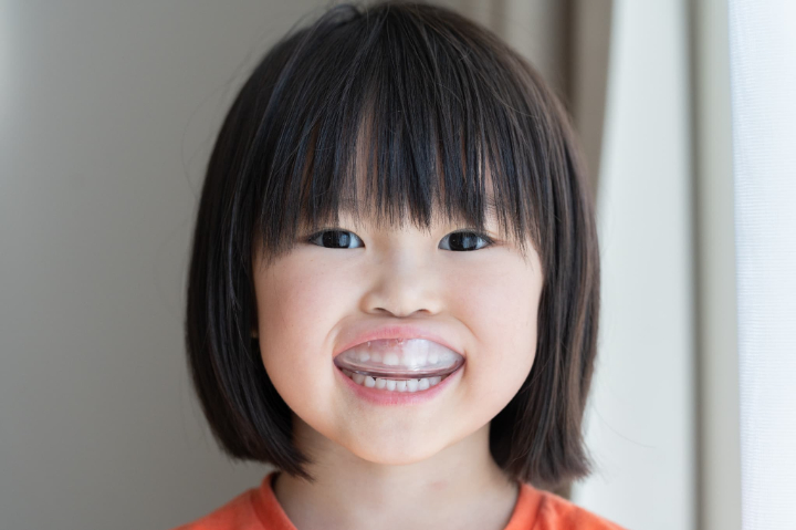 マウスピースを装着した子ども