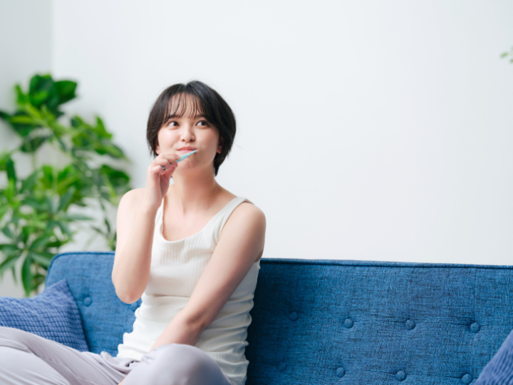 歯磨きをして虫歯予防をする女性
