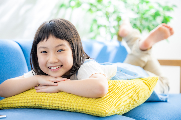 出っ歯を治療して笑顔を見せる女の子