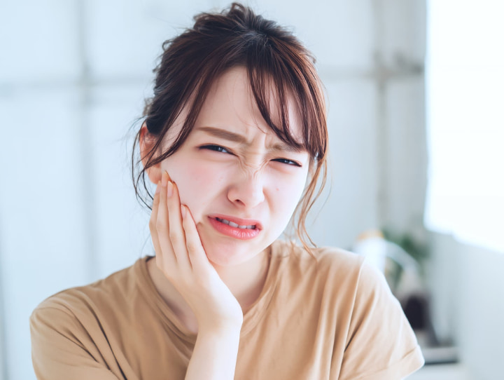親知らずが痛む女性