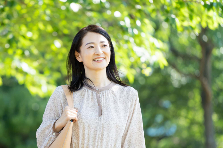 笑顔で散歩を楽しむ女性