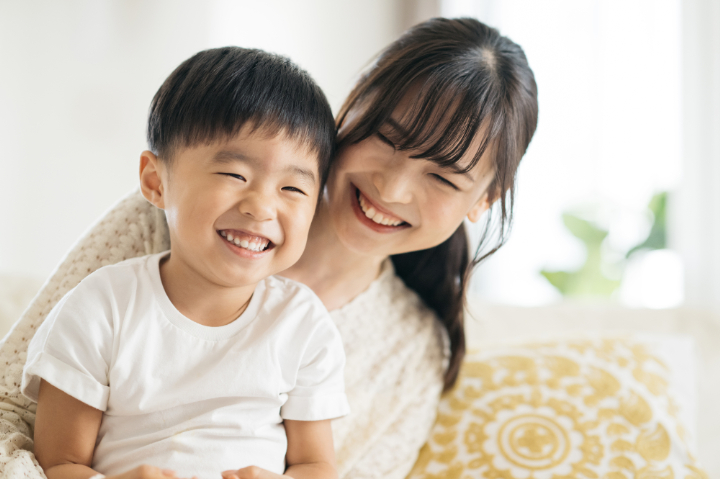 歯並びがよくなり嬉しそうな男の子と母親