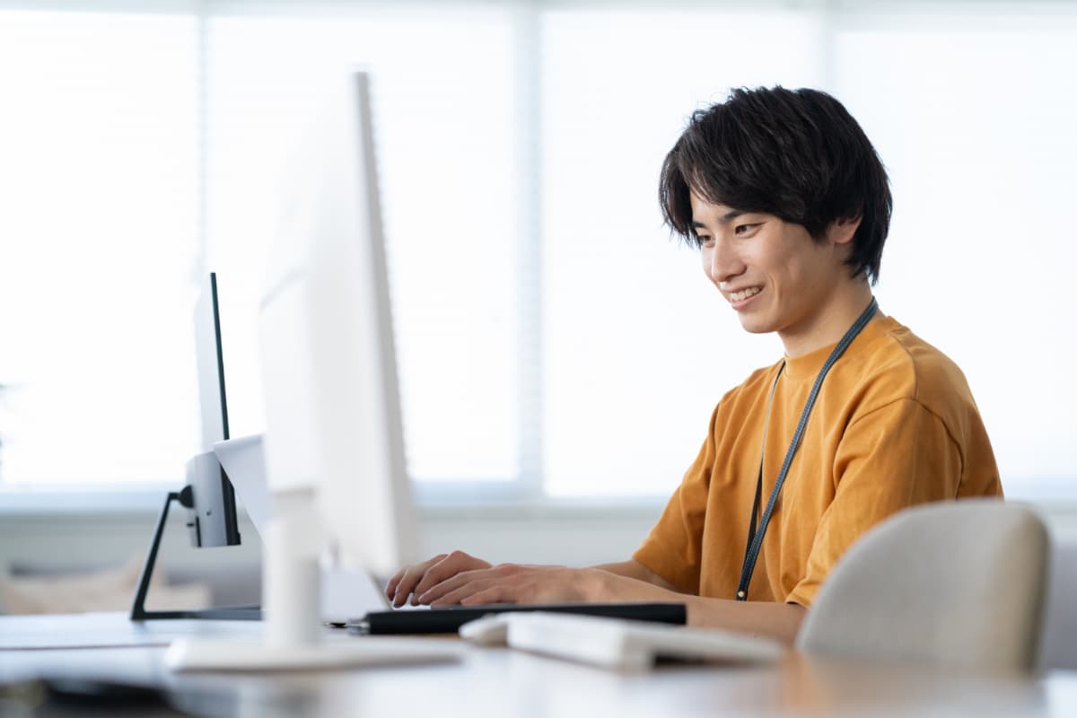 姿勢に気を付けて仕事をする男性