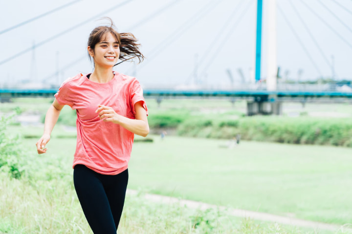 ジョギングをしてストレス管理をしている女性
