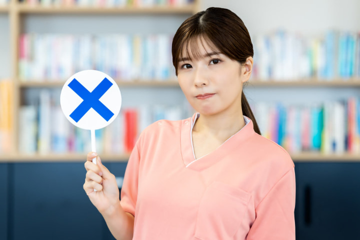 顎関節症を放置してはいけない理由を説明する女性