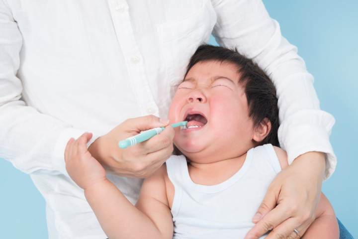 歯みがきを嫌がって泣く子ども