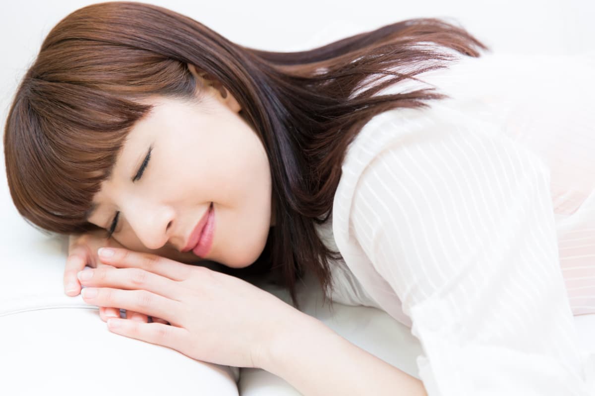 うつ伏せ寝をする女性