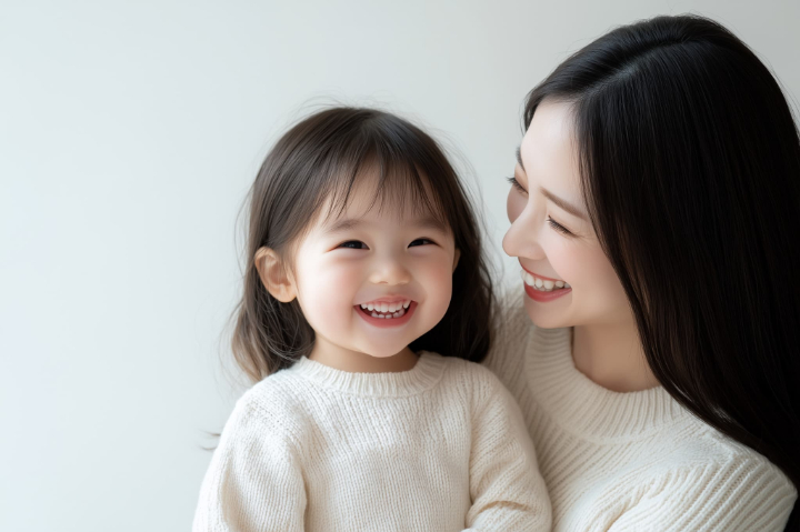 楽しく笑いあう親子