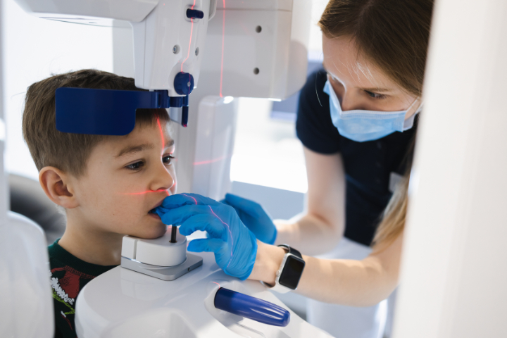 歯のレントゲンを撮る男の子