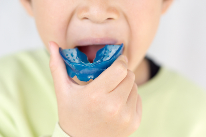 プレオルソを持つ男の子の手元