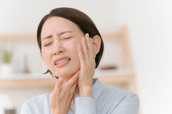 顎を痛がる女性