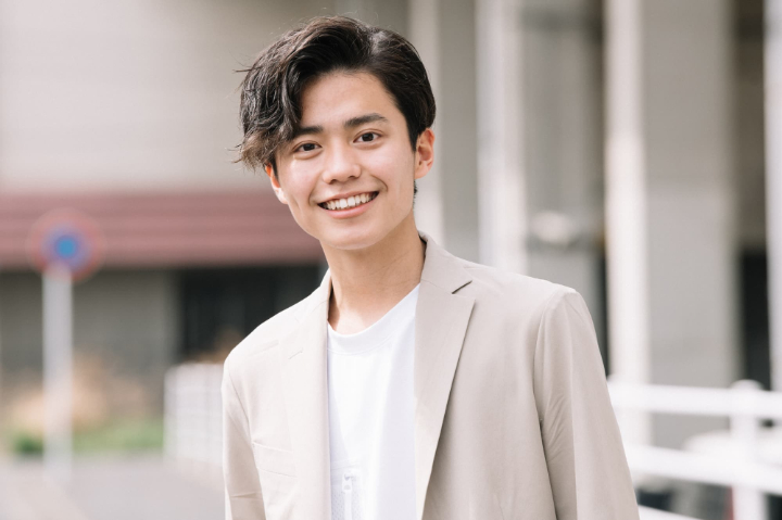 顎関節症を治療して笑顔の男性