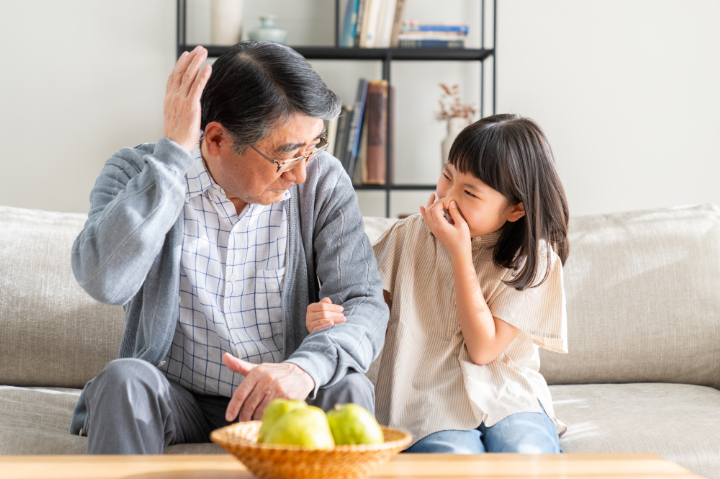 孫に口臭を指摘される高齢男性