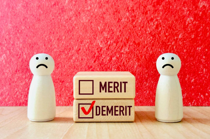 すきっ歯の治療にインビザラインを選択するデメリットを説明するイメージ