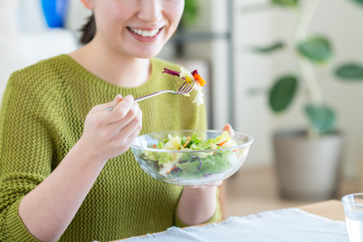 野菜を積極的に摂る女性