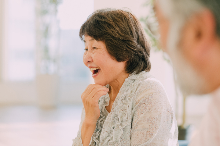 口臭を予防して会話を楽しむ高齢女性