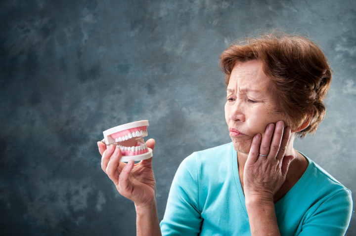 口臭がするのは入れ歯のせいなのか考える高齢女性