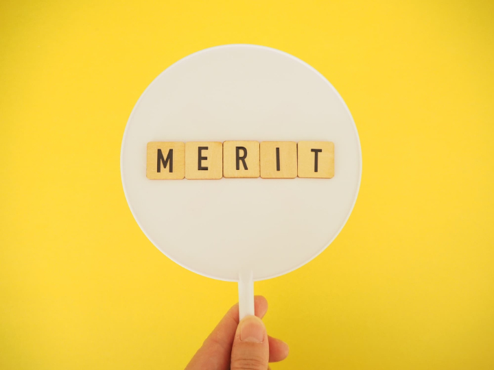 自費診療で根管治療を受けるメリットを説明するイメージ