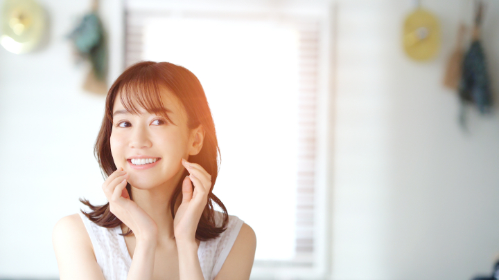 歯周病ケアをして健康に過ごす女性