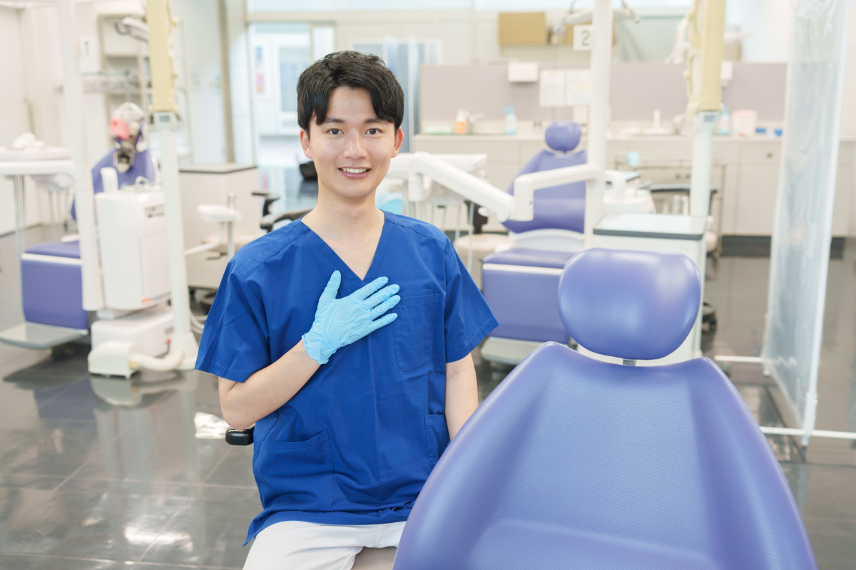 ブラッシング指導の流れを説明する歯科医師