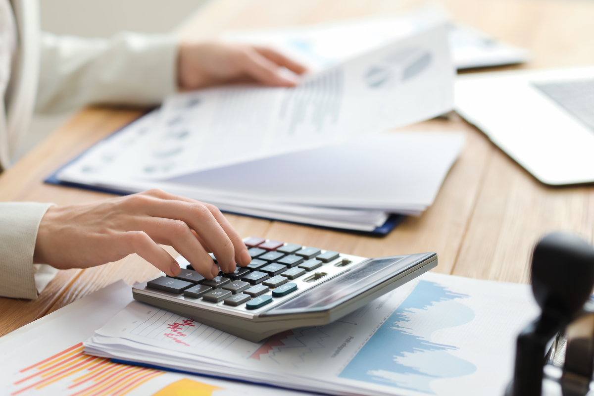 大人の出っ歯の矯正にかかる費用