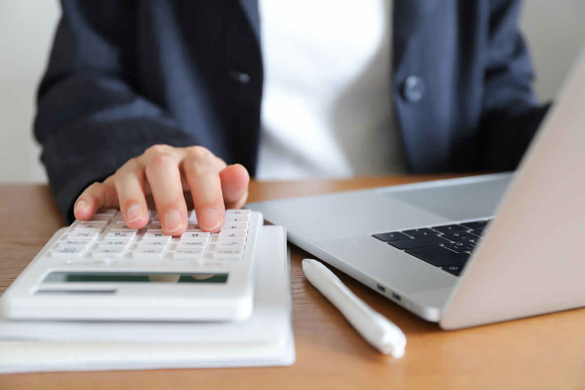 床矯正の費用を計算している