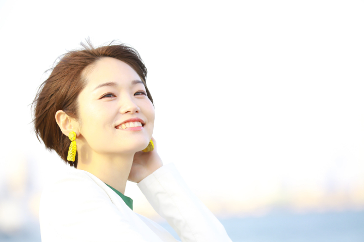 ワイヤー矯正をした整った歯並びの女性