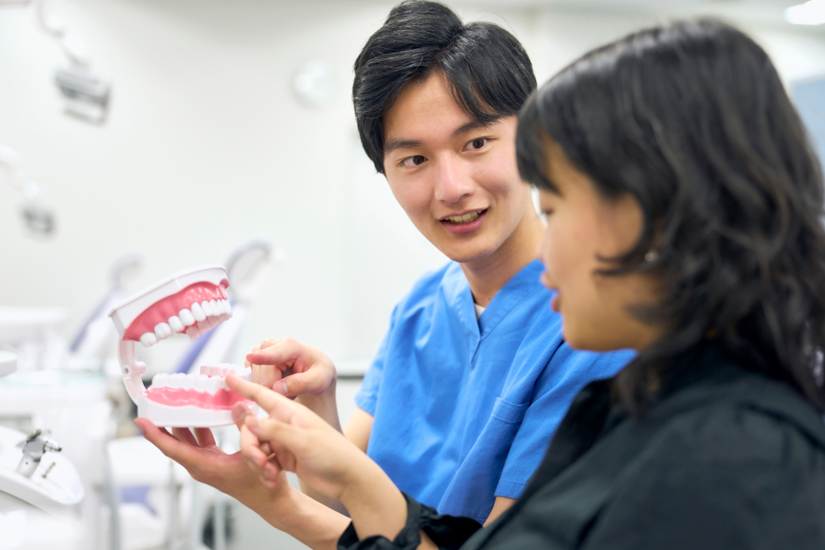 MFT（口腔筋機能療法）トレーニング指導をする歯科医師