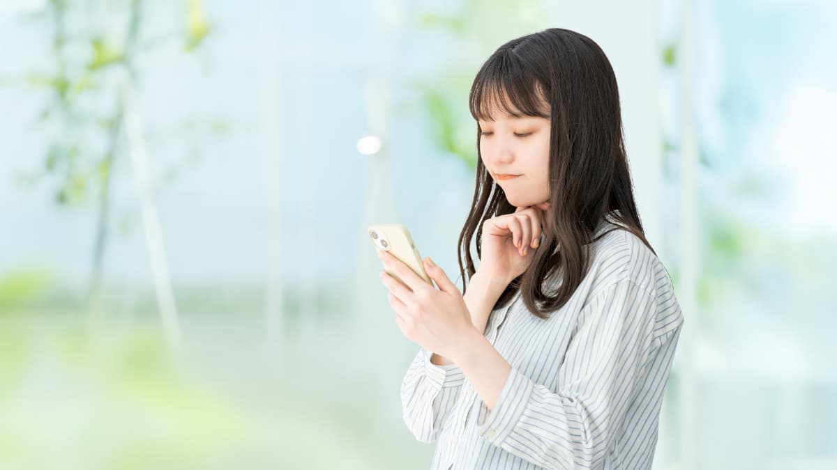 保険診療と自費診療のブリッジの違いを調べる女性