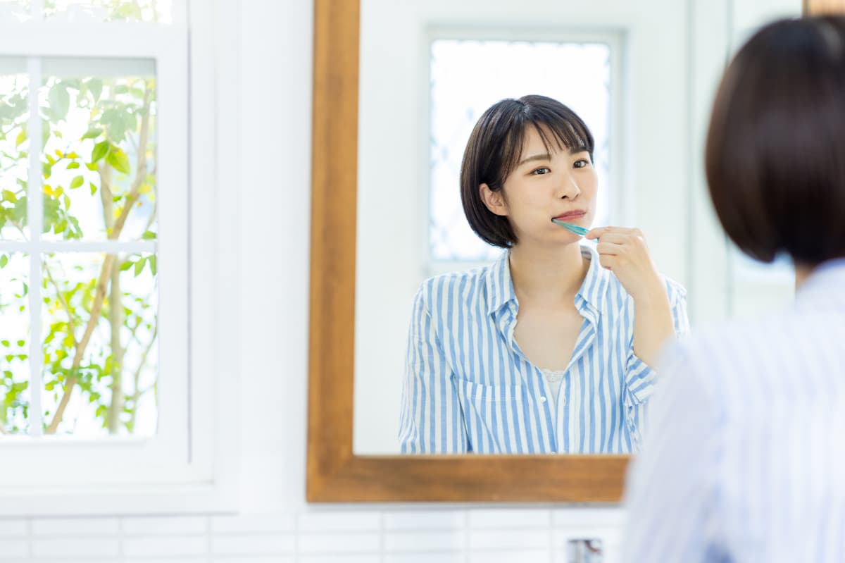 丁寧に奥歯を磨き虫歯予防に努める女性