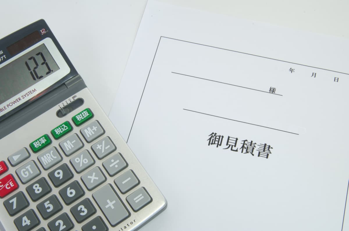 歯のブリッジ治療の見積もりを確認するイメージ
