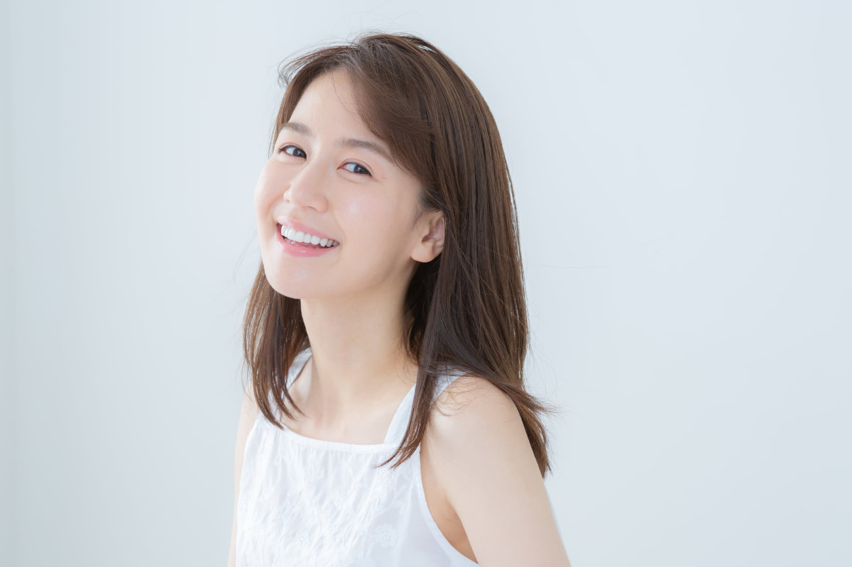 奥歯の虫歯治療が完了して笑顔の女性