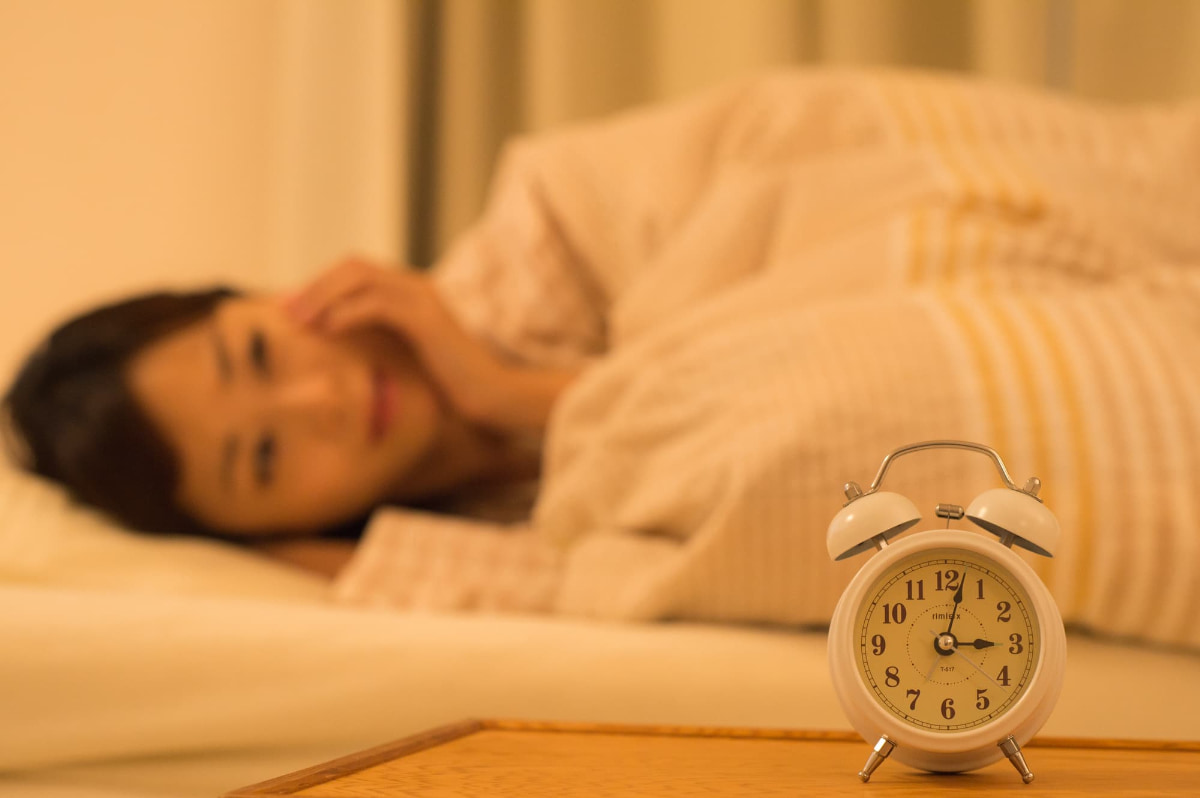 放置した奥歯の虫歯が痛んで眠れない女性
