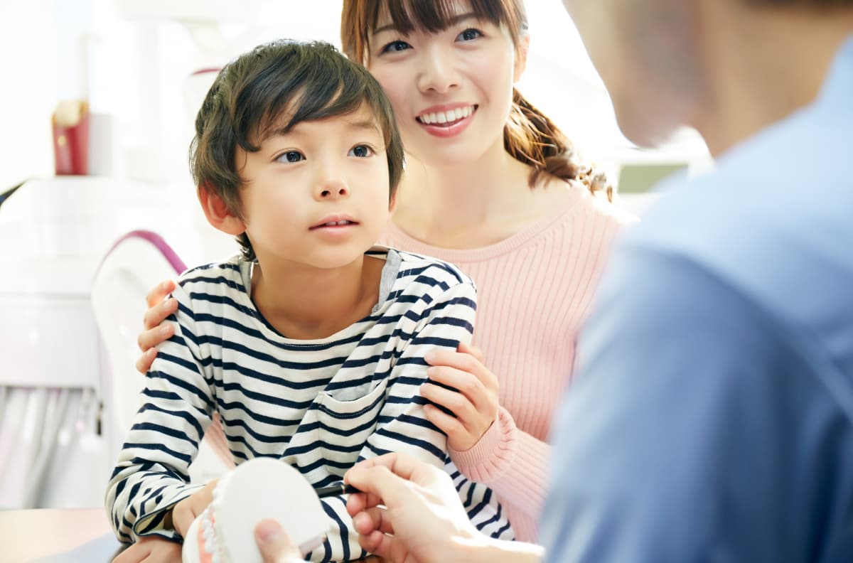 受け口の治療の説明を受ける親子