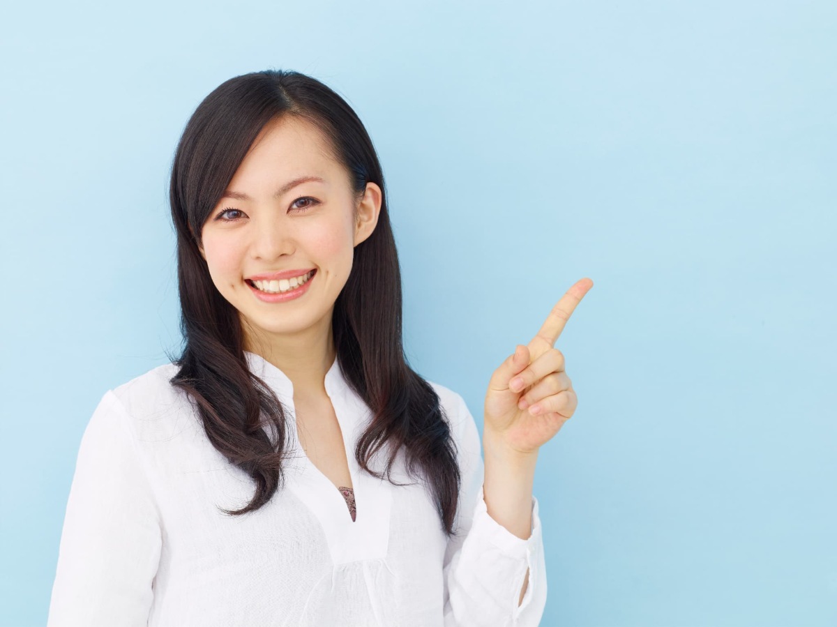セラミックの歯が高額な理由を説明する女性