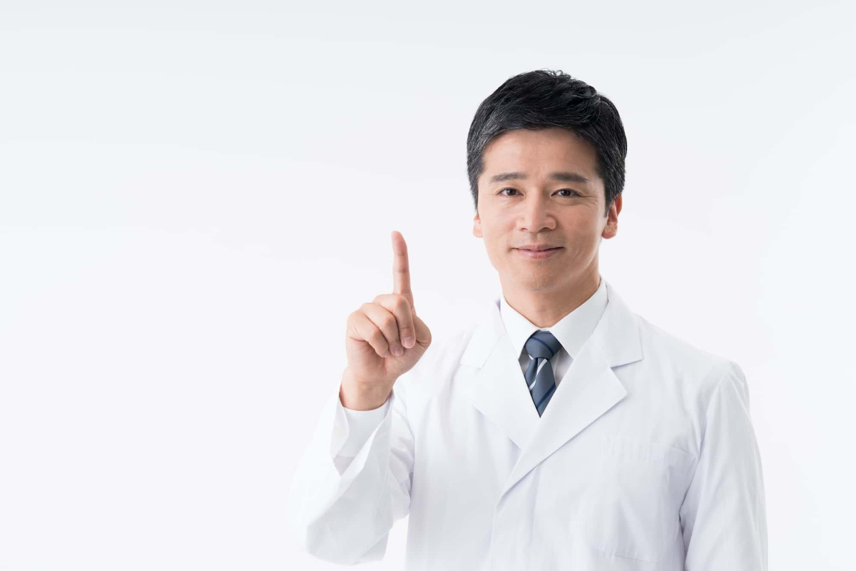 根管治療を中断しやすいタイミングについて説明する歯科医