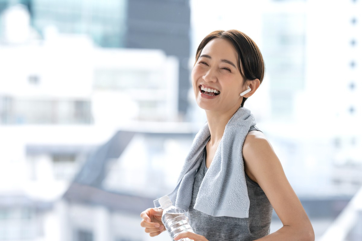 根管治療を最後まで完了してスポーツに励む笑顔の女性