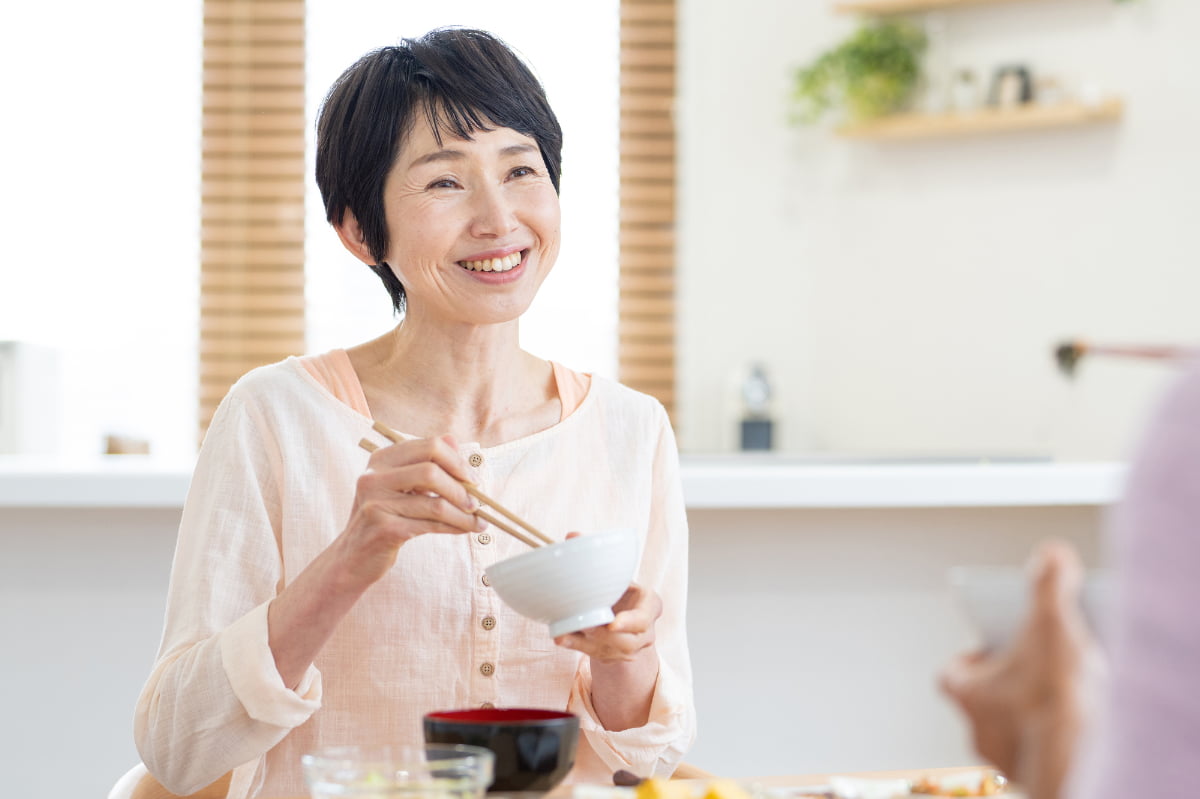 入れ歯を調整して快適に食事をする女性