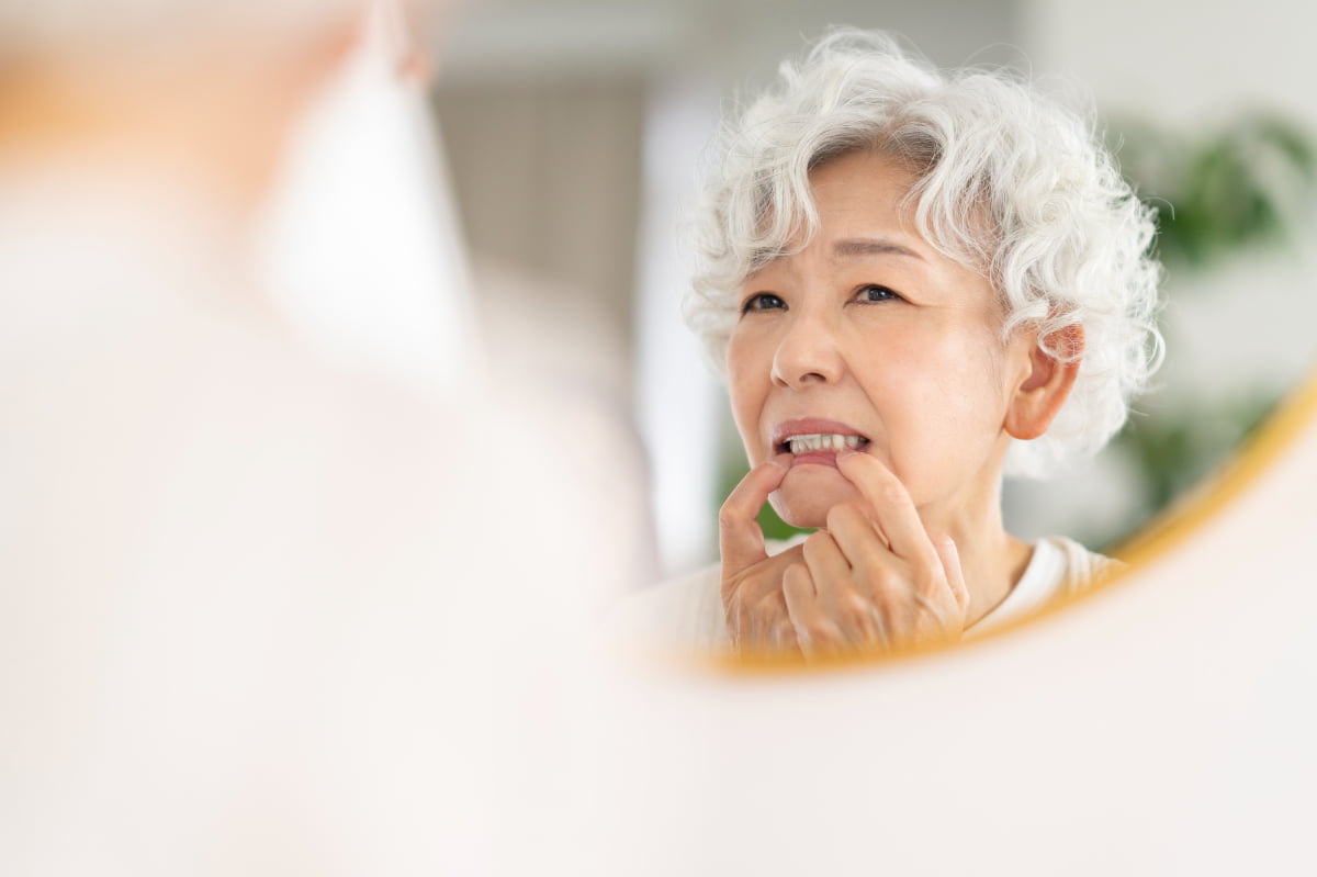 入れ歯が合わなくなったと感じる高齢女性