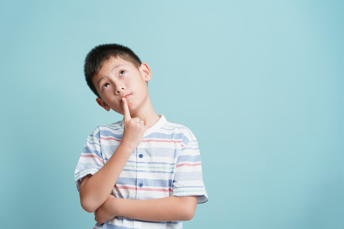 なぜ受け口になるのか考える男の子