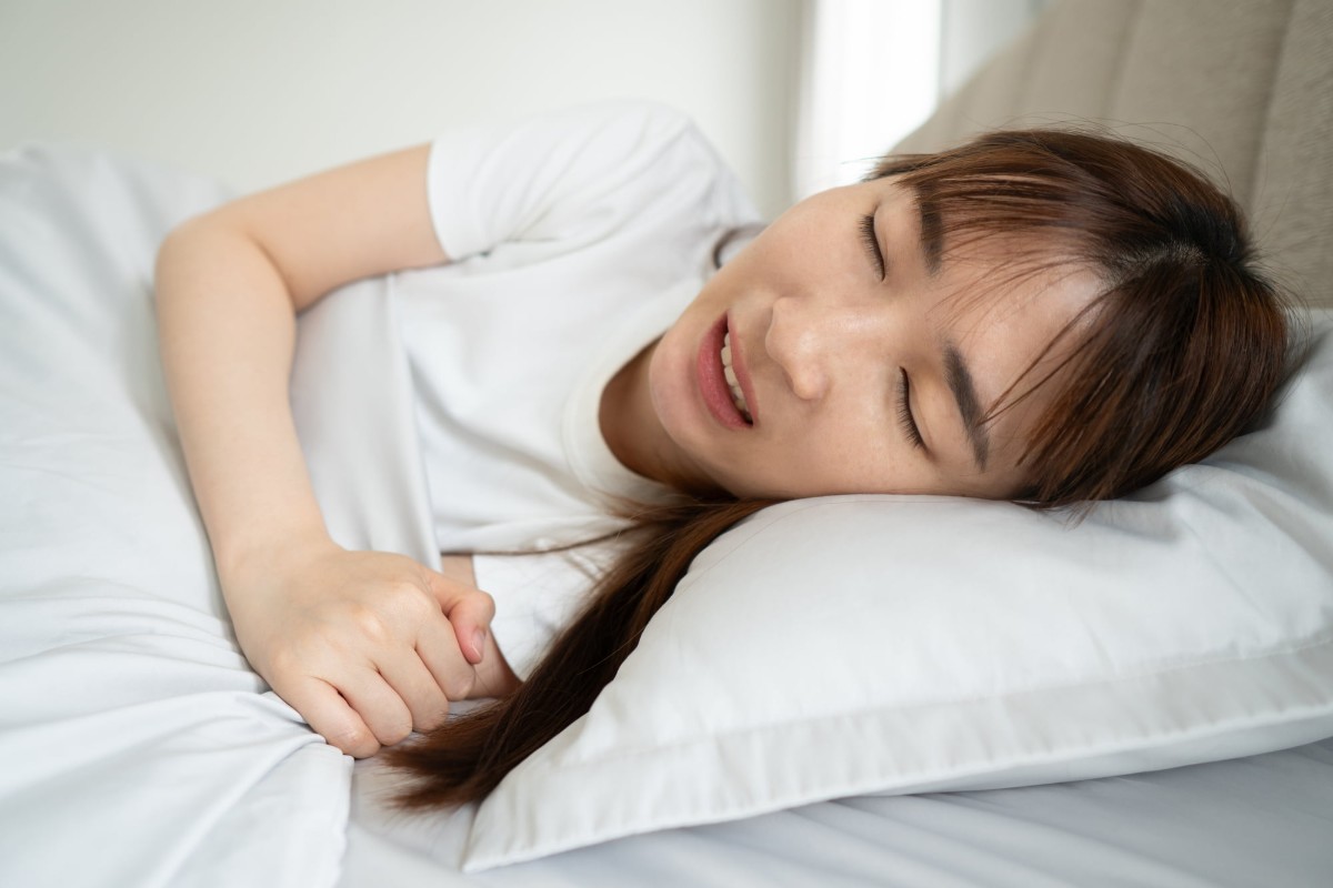 口呼吸しながら眠る女性
