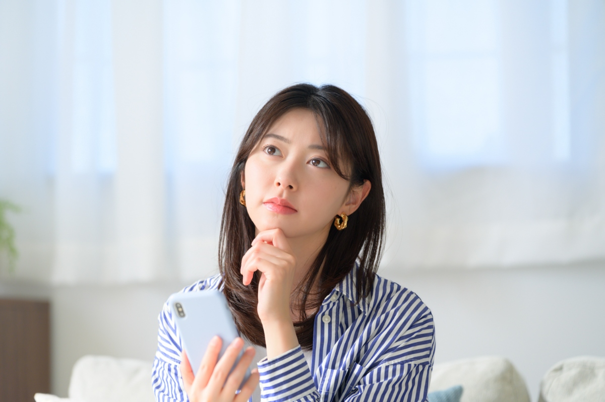小児矯正で八重歯は治せるのかを考えている女性