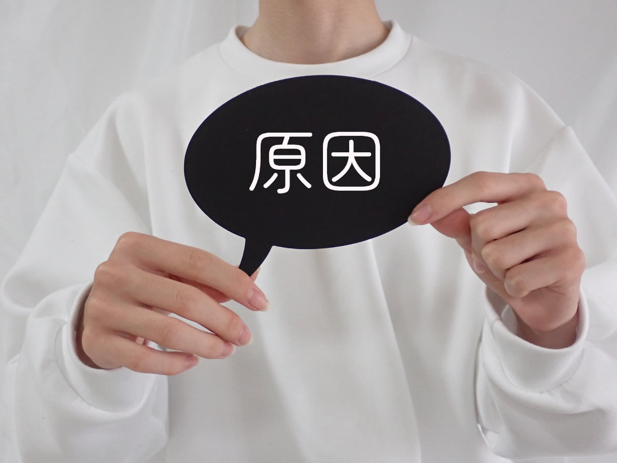 顎関節症の原因を伝える女性