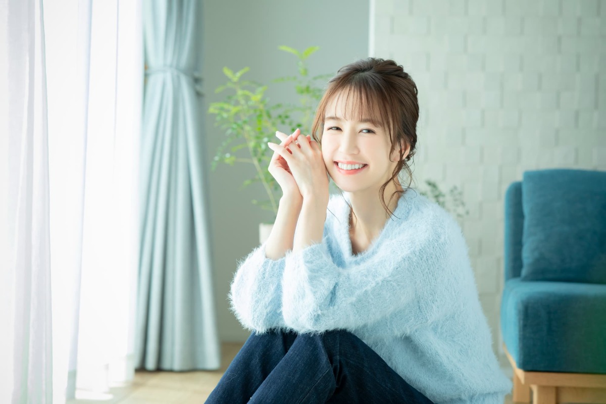 ワイヤー矯正で整った歯並びになった笑顔の女性