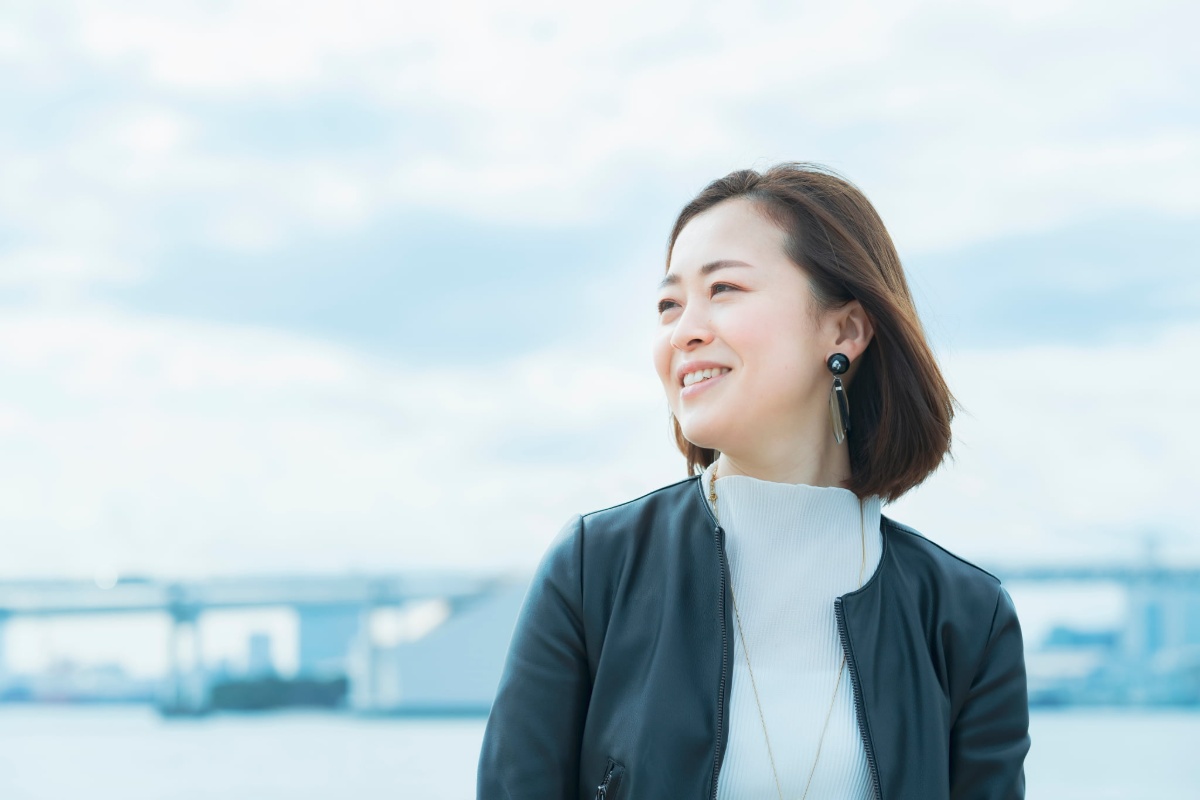 一本の歯を入れ歯で補ったことに満足して微笑む女性