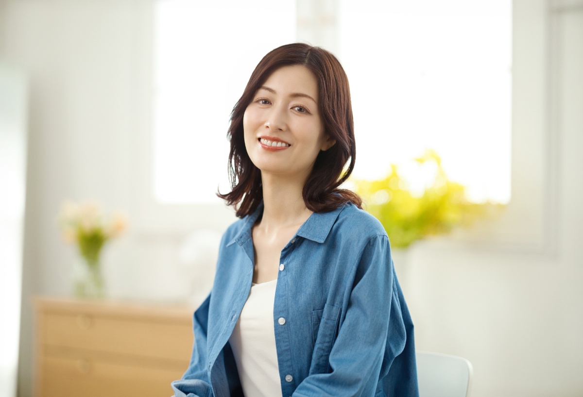 自分に合った被せ物で治療をした笑顔の女性