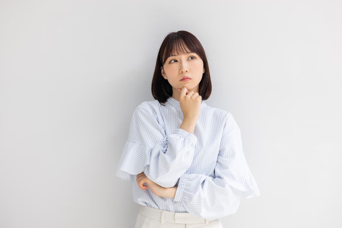 親知らずが埋まっているままだとどうなるのか疑問をもつ女性